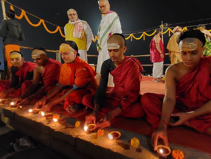 काशी के केदार घाट पर बटुकों ने दीप प्रज्ज्वलित किया।