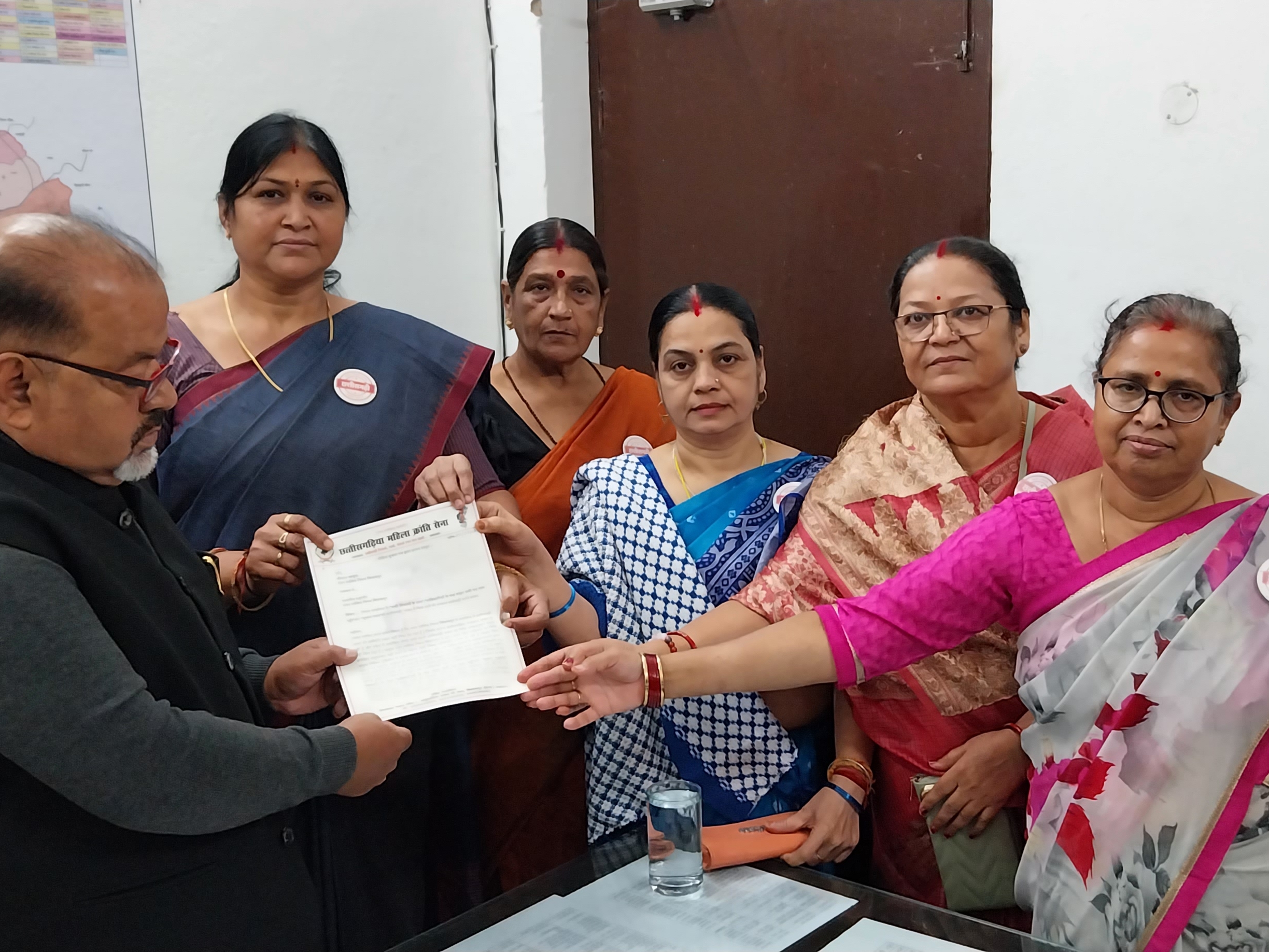 छत्तीसगढ़िया महिला क्रांति सेना की सदस्यों ने मांगों को लेकर ज्ञापन सौंपा। - Dainik Bhaskar