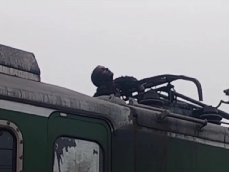 दुर्ग में मालगाड़ी के इंजन पर चढ़ा युवक, मौत - Dainik Bhaskar