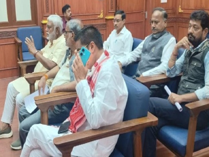 भाजपा नेताओं ने डाक मतपत्र की सुरक्षा को लेकर उठाए सवाल।