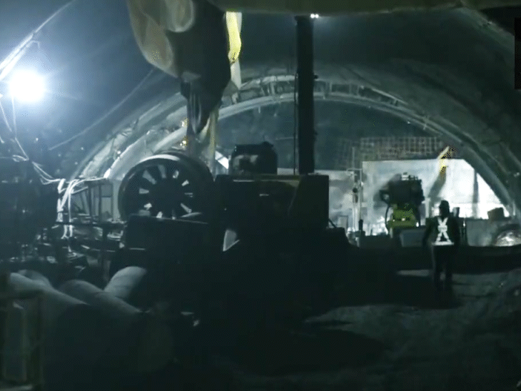 हॉरिजॉन्टल ड्रिलिंग में ऑगर मशीन से पाइप को अंदर पुश किया गया। ये तस्वीर सोमवार देर रात की है।