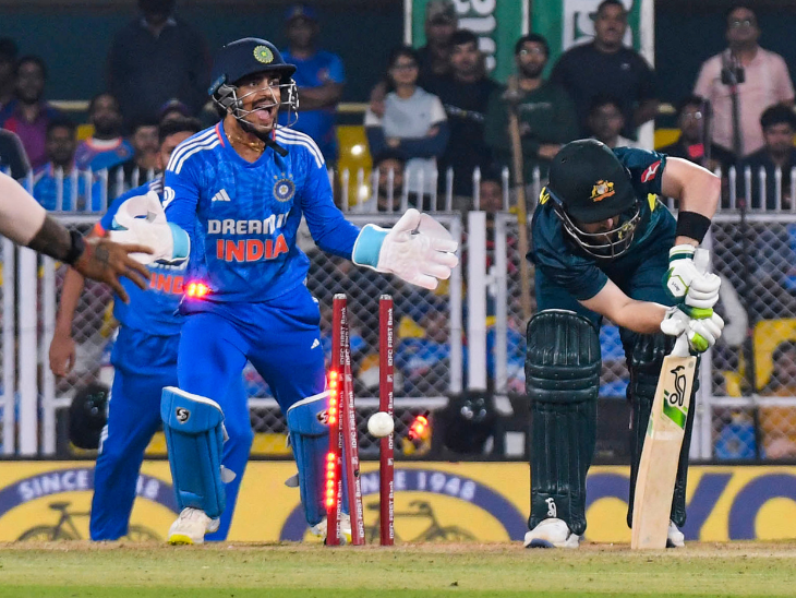 रवि बिश्नोई ने मैच में कुल 2 विकेट लिए.  सातवें ओवर में इंग्लिश के बाद 14वें ओवर में टिम डेविड आउट हुए.