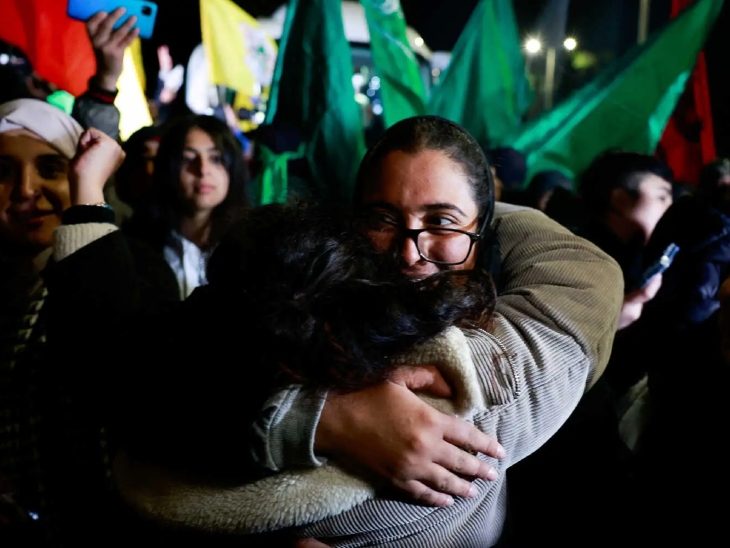 वेस्ट बैंक के रामल्लाह पहुंचने के बाद अपने परिजनों को गले से लगाती फिलिस्तीनी कैदी।