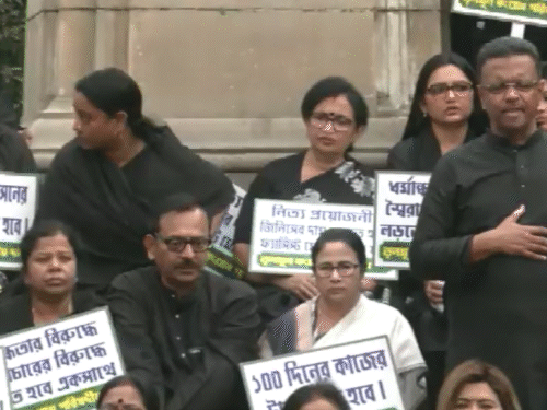 बंगाल की सीएम ममता बनर्जी के साथ पार्टी नेताओं ने विधानसभा परिसर में बीआर अंबेडकर प्रतिमा के सामने 100 दिन के फंड के मुद्दे पर केंद्र के खिलाफ प्रदर्शन किया।