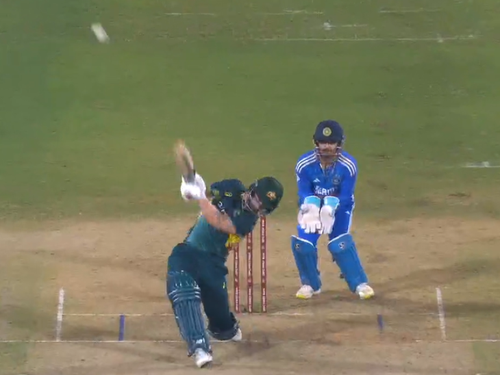 जब उन्हें नो-बॉल मिली तो वेड ने इसका फायदा उठाया और लंबा छक्का जड़ दिया.  वेड ने पारी में कुल तीन चौके और एक छक्का लगाया.