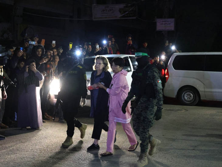 बंधकों को राफा में रेड क्रॉस को सौंपते हमास के लड़ाके। यहां से इन्हें इजराइल ले जाया गया।