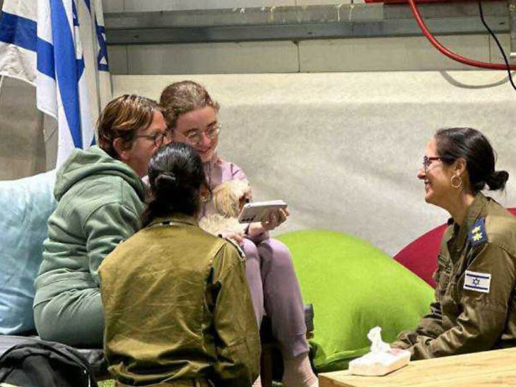 मंगलवार को हमास की कैद से रिहा होने के बाद मिया और गैब्रिएला लीमबर्ग ने परिजनों से फोन पर बात की।