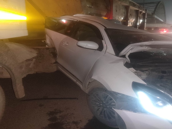 इस तरह ट्रेलर ने कार को लिया चपेट में - Dainik Bhaskar