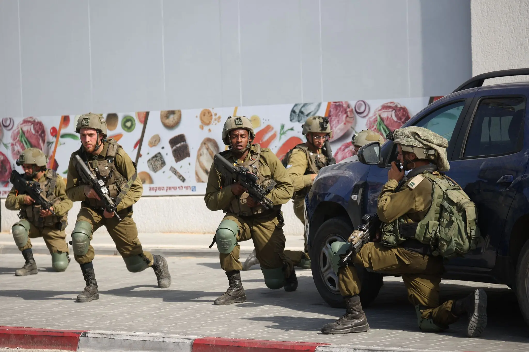 इजराइल के सेदरॉत शहर में तैनात इजराइली डिफेंस फोर्सेस (IDF) की यूनिट। इस शहर में हमास ने 7 अक्टूबर को कई लोगों को मार डाला था।