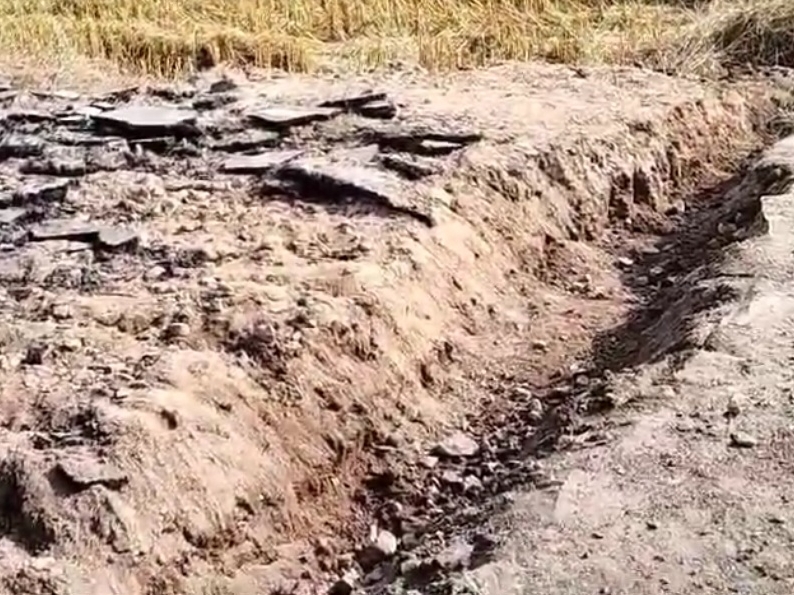 नक्सलियों ने पीव्ही 62 से संगम जाने वाले मार्ग पर पक्की सड़क को जगह जगह से काट दिया है।