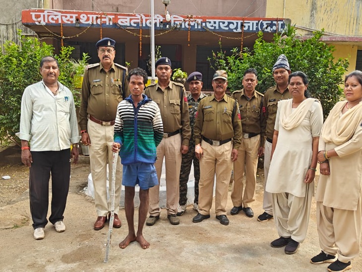 पुलिस गिरफ्त में आरोपी - Dainik Bhaskar