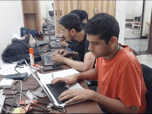 धनराजगिरी हॉस्टल में इंटरव्यू के लिए तकनीकी बंदोबस्त करते स्टूडेंट्स।
