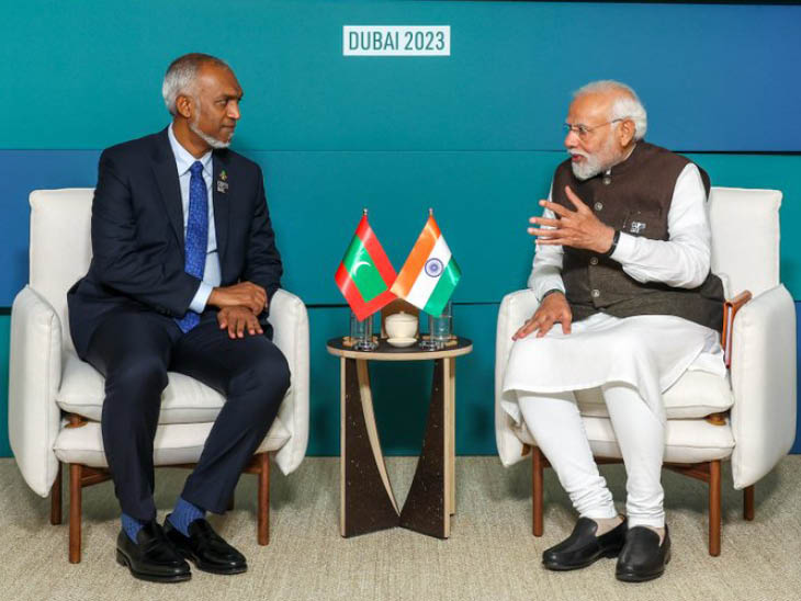 प्रधानमंत्री नरेंद् मोदी मालदीव के राष्ट्रपति मुइज्जू से मिलते हुए।