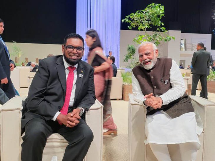 प्रधानमंत्री नरेंद्र मोदी ग्याना के राष्ट्रपति डॉक्टर मुहम्मद इरफान अली के साथ।