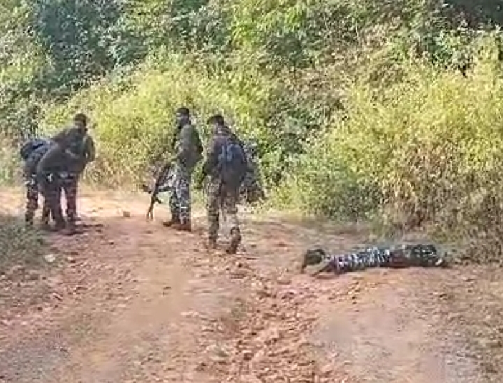 आईईडी ब्लास्ट के बाद जमीन घायल पड़ा जवान।