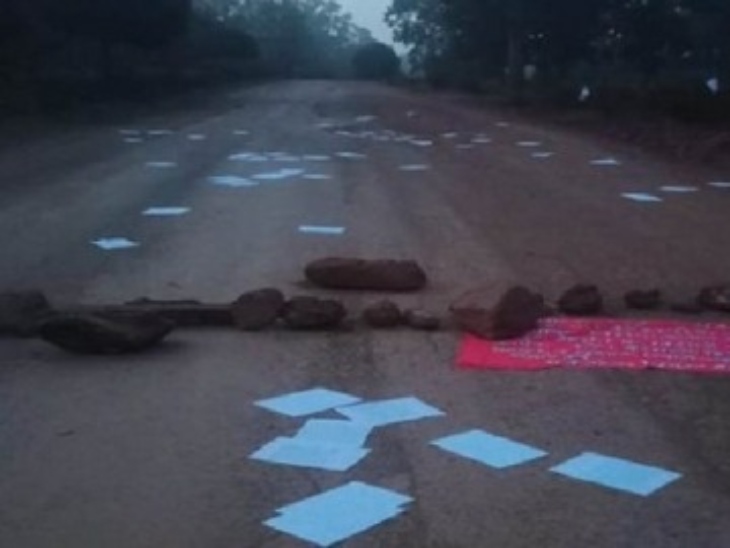 सड़क पर बिखरे नक्सली पोस्टर-बैनर।