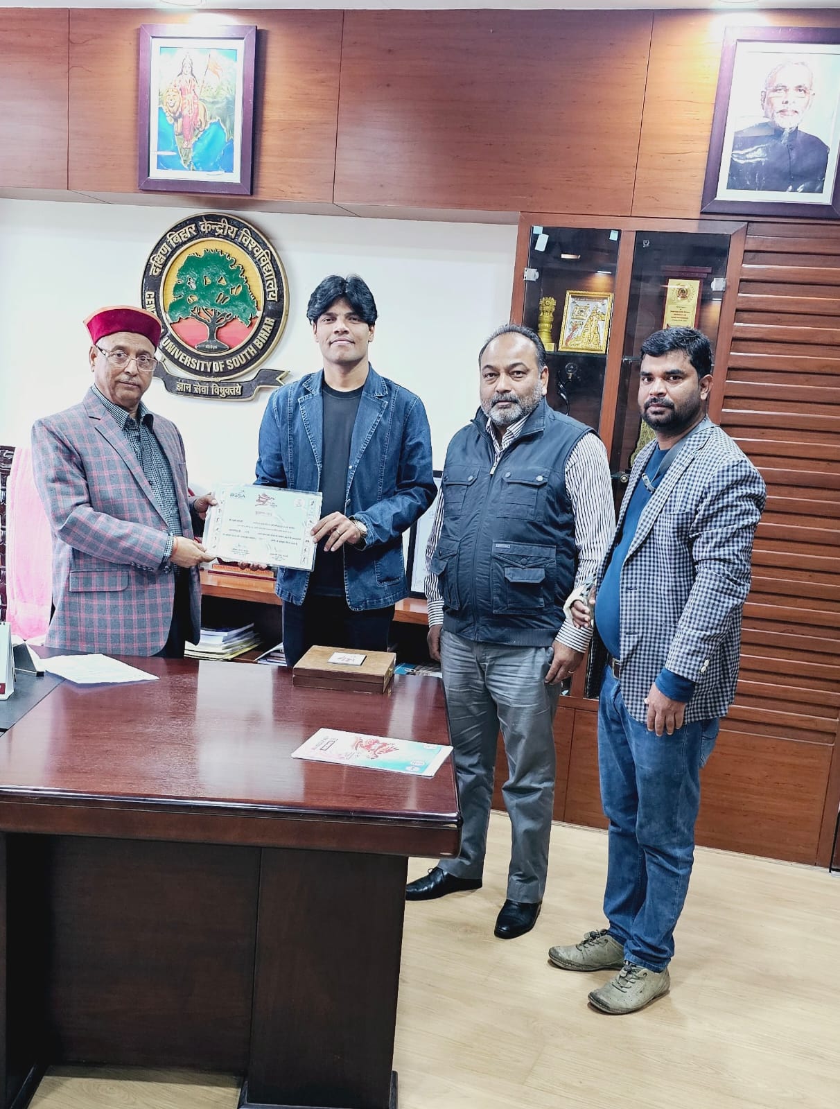 Vice Chancellor honored Aditya Raj | कुलपति ने आदित्य राज को किया ...