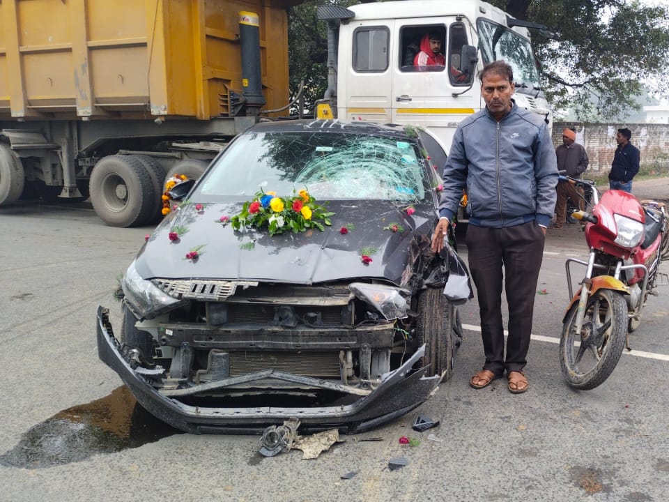 Bride's car collides with electric pole in Hathras