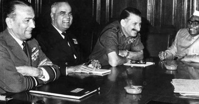 1971 में फील्ड मार्शल सैम मानेकशॉ के साथ ब्लैक युनिफॉर्म में एडमिरल एसएम नंदा को देखा जा सकता है।