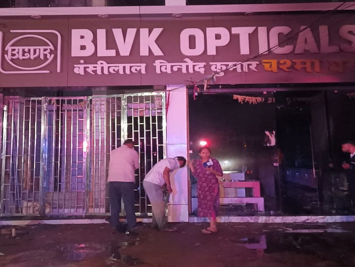 रविवार रात को चश्मे की दुकान आग लग गई। - Dainik Bhaskar