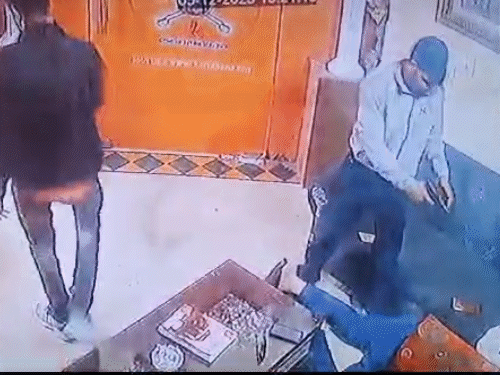 पहले CCTV फुटेज में बदमाश गोगामेड़ी और नवीन पर फायरिंग करते दिख रहे हैं।