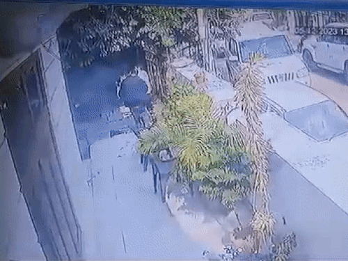 दूसरे CCTV फुटेज में फायरिंग करने के बाद घर से बाहर निकलकर भागते दोनों बदमाश।