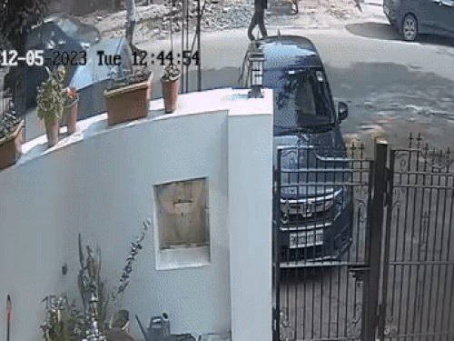 तीसरे CCTV फुटेज में दोनों बदमाश सड़क पर भागते हुए कार को रोकते दिख रहे हैं।