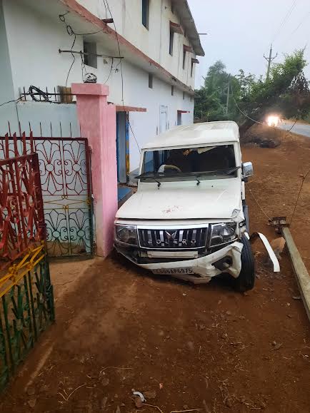 Uncontrolled Bolero broke the electric pole and collided with the wall ...