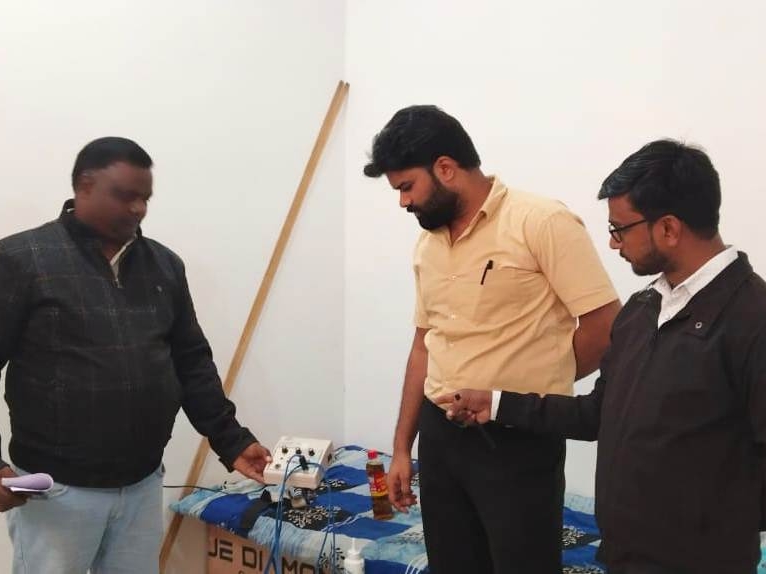 मरीजों को भर्ती करने के लिए चार बेड भी लगाए गए थे।