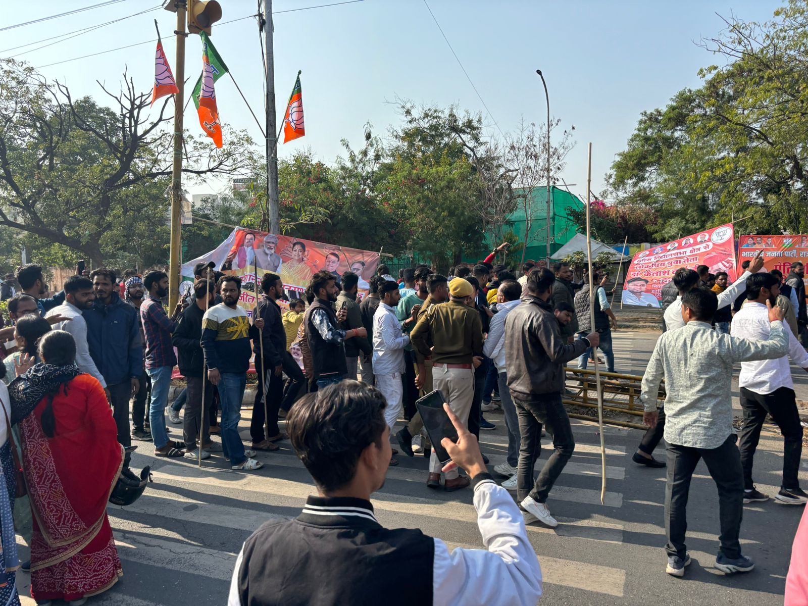 समर्थकों ने भाजपा के प्रदेश मुख्यालय पर भी हंगामा किया और बैरिकेड्स हटा दिए।