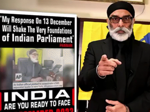 फुटेज में पन्नू दिल्ली बनेगा खालिस्तान के नारे लगाता नजर आ रहा है।