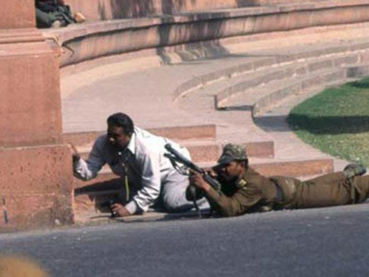 13 दिसंबर 2001 को आतंकियों और पुलिस के बीच संसद में साढ़े 4 घंटों तक मुठभेड़ हुई थी।