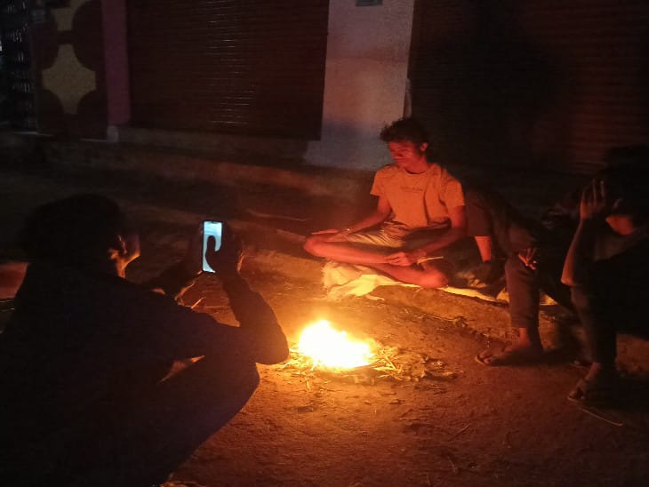 ठंडी हवाओं से बचने के लिए जगह-जगह लोग आग तापते नजर आए ।