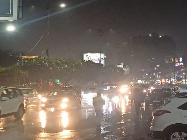 रायपुर शहर मंगलवार रात में भी हल्की बारिश होती रही ।