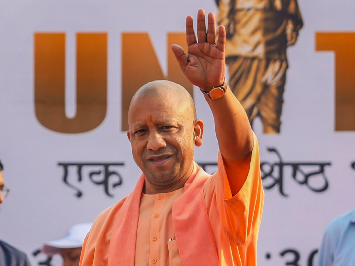 cm योगी ने 'बाल कृष्ण' के साथ हल्के-फुल्के पल साझा किए, वायरल वीडियो ने सबका ध्यान खींचा 4 CM Yogi Adityanath visit to Delhi