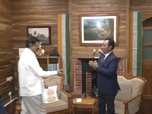 जोरम पीपुल्स मूवमेंट (ZPM) नेता लालदुहोमा ने बुधवार सुबह राजभवन में राज्यपाल हरि बाबू कंभमपति से मुलाकात करके सरकार बनाने का दावा पेश किया था। - Dainik Bhaskar