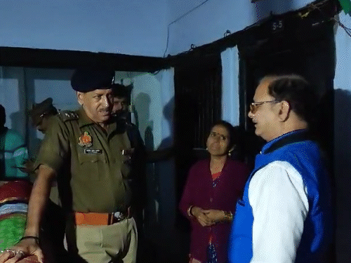 दशाश्वमेध क्षेत्र के कैलाश भवन में सामूहिक आत्महत्या के बाद पड़ताल करती पुलिस और फारेंसिक टीम।