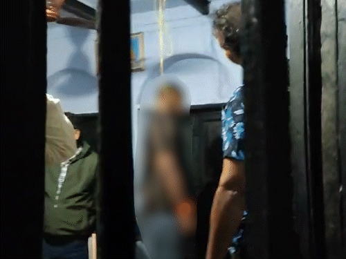 तीसरी मंजिल पर होटल के कमरे में चार लोगों ने एक साथ फांसी लगा ली।