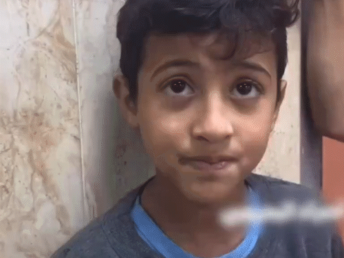 सोशल मीडिया पर वायरल इस वीडियो में फिलिस्तीनी बच्चा कह रहा है कि उसे खाना नहीं मिल रहा है।