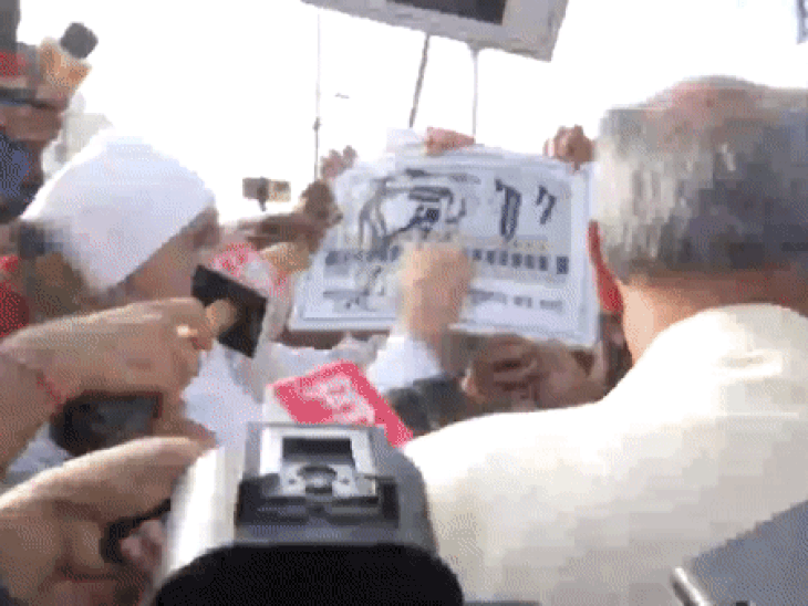 बरैया ने EVM वाले पोस्टरों पर काली स्याही पोतकर विरोध जताया। दिग्विजय साथ रहे।