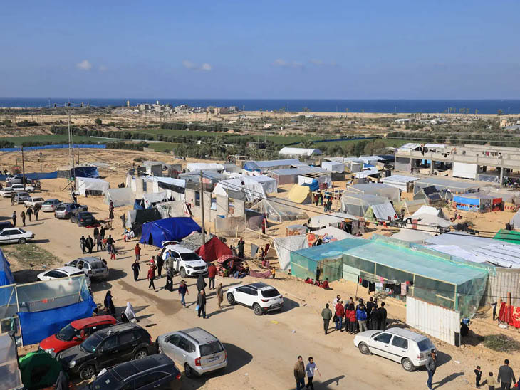 राफा बॉर्डर पर फिलिस्तीनी लोग टेंट लगाकर रह रहे हैं।