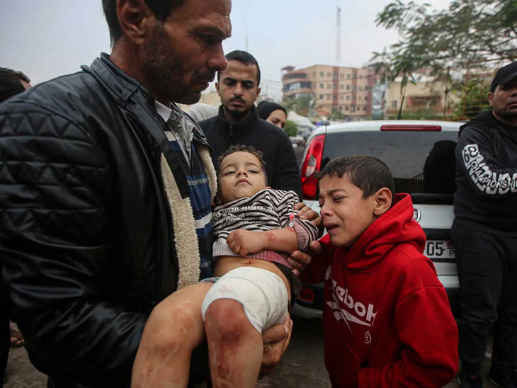 गाजा में 8600 से ज्यादा बच्चे घायल हुए हैं। तस्वीर खान युनिस के नासेर अस्पताल की है। यहां कई बच्चों को इलाज के लिए लाया गया है।