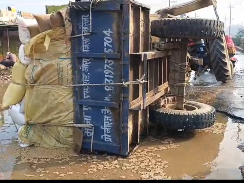 Farmer's tractor trolley overturns after getting stuck in a pit | गड्ढे ...