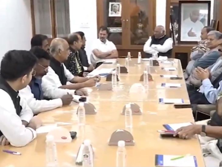 6 दिसंबर को कांग्रेस अध्यक्ष मल्लिकार्जुन खड़गे ने विपक्षी गठबंधन I.N.D.I.A के 28 दलों को मीटिंग के लिए बुलाया था।