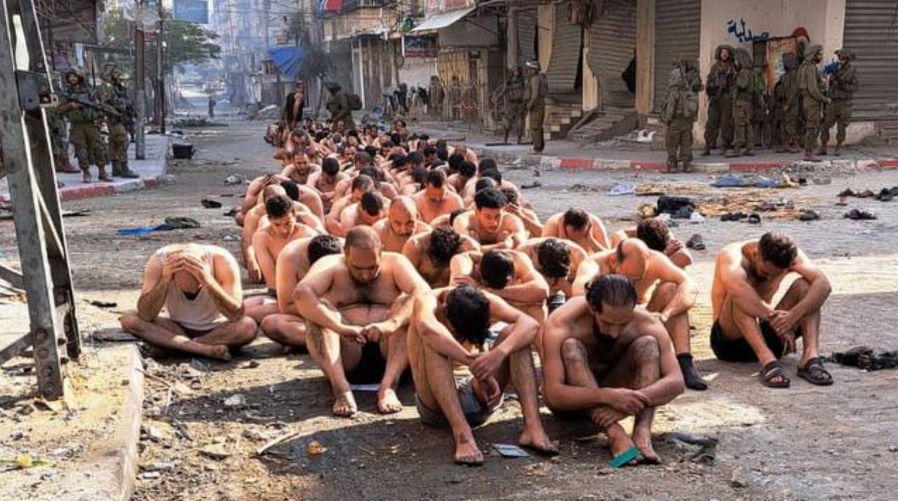 यह तस्वीर 7 अक्टूबर को सामने आई थी। इजराइली मीडिया ने दावा किया था कि गाजा में हमास के सैकड़ों आतंकियों ने इजराइली सेना के सामने सरेंडर किया है।