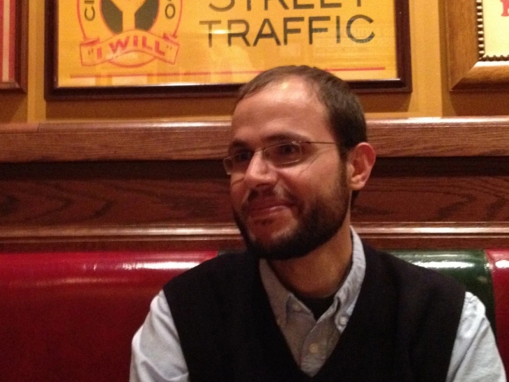 7 दिसंबर को हुए इजराइली हमले में फिलिस्तीनी कवि रेफात अलारेर की मौत हो गई।