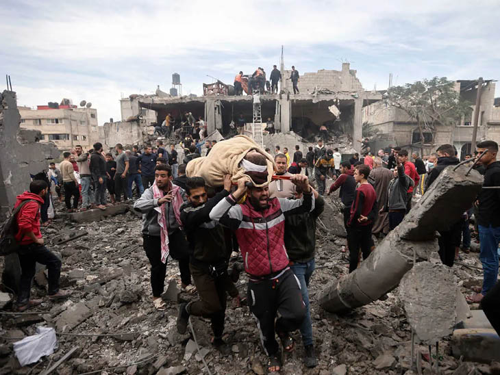 सीजफायर खत्म होने के बाद से इजराइल साउथ गाजा में भी हमले कर रहा है। तस्वीर खान युनिस की है। लोगों को मलबे से निकालकर अस्पताल ले जाया जा रहा है।