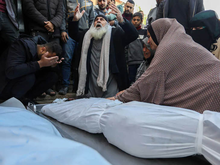 इजराइली हमले में 17 हजार से ज्यादा फिलिस्तीनी मारे गए हैं। बेटे के शव के पास रोते माता-पिता की यह तस्वीर खान युनिस की है।