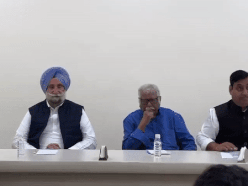 दिल्ली कांग्रेस मुख्यालय में समीक्षा बैठक की गई। यहां लोकसभा चुनाव की तैयारियों में जुटने का टास्क दिया गया।