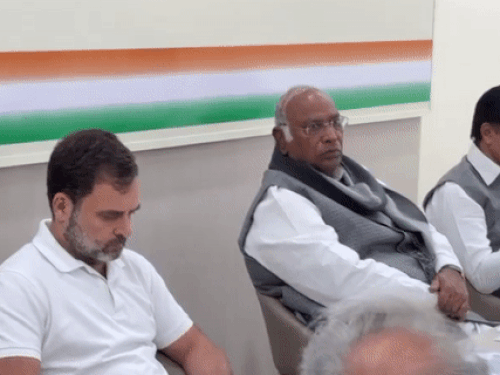 राहुल गांधी और मल्लिकार्जुन खड़गे ने हार के कारणों को लेकर चर्चा की।
